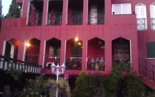 Chalet de 6 dormitorios con piscina y garaje en Huetor Santillan