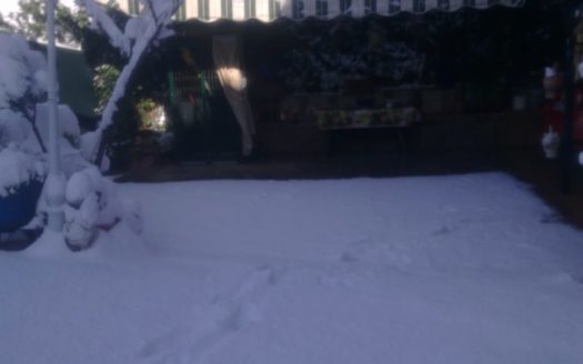 Chalet de 6 dormitorios con piscina y garaje en Huetor Santillan