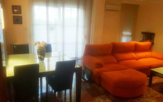 Estupendo piso de 3 dormitorios y 2 baños en Zaidín (Carrefour) con piscina y opción a garaje.