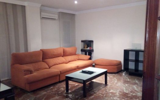 Estupendo piso de 3 dormitorios y 2 baños en Zaidín (Carrefour) con piscina y opción a garaje.