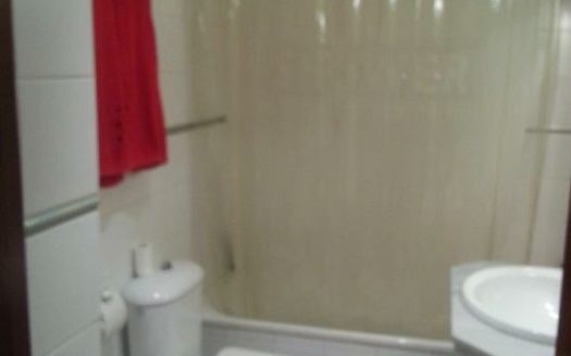 Estupendo piso de 3 dormitorios y 2 baños en Zaidín (Carrefour) con piscina y opción a garaje.