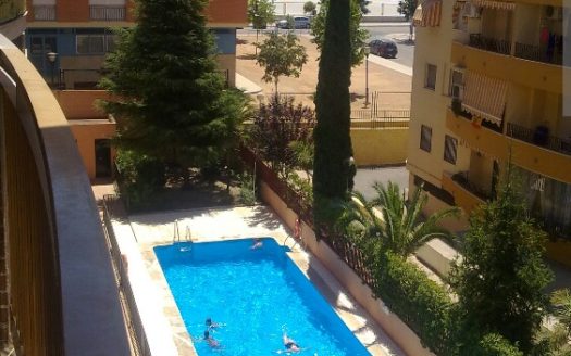 Estupendo piso de 3 dormitorios y 2 baños en Zaidín (Carrefour) con piscina y opción a garaje.