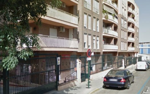 Estupendo piso de 3 dormitorios y 2 baños en Zaidín (Carrefour) con piscina y opción a garaje.