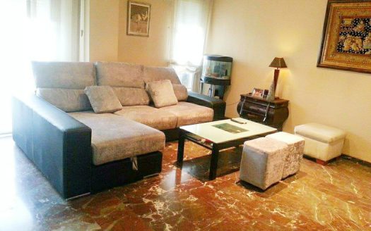 Estupendo piso de 3 dormitorios y 2 baños en Zaidín (Carrefour) con piscina y opción a garaje.