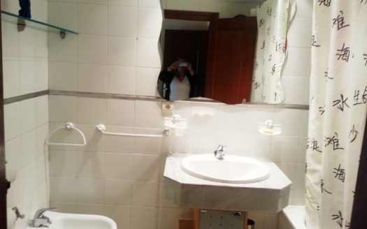 Estupendo piso de 3 dormitorios y 2 baños en Zaidín (Carrefour) con piscina y opción a garaje.