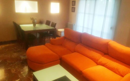 Estupendo piso de 3 dormitorios y 2 baños en Zaidín (Carrefour) con piscina y opción a garaje.