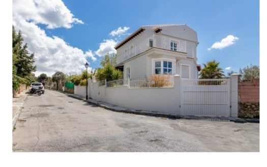 Chalet de 2 plantas con 4 dormitorios y 2 baños, con terraza y piscina en Monachil