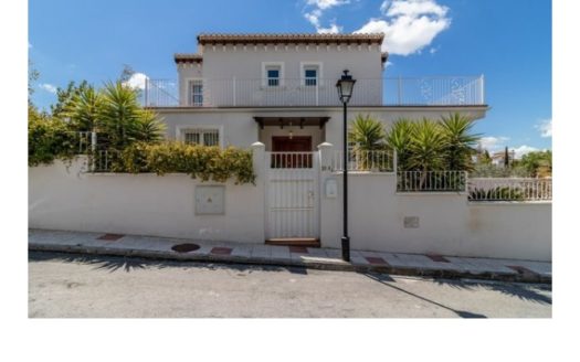 Chalet de 2 plantas con 4 dormitorios y 2 baños, con terraza y piscina en Monachil