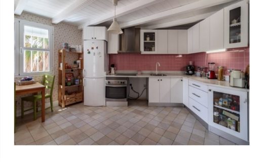 Chalet de 2 plantas con 4 dormitorios y 2 baños, con terraza y piscina en Monachil