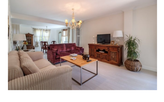 Chalet de 2 plantas con 4 dormitorios y 2 baños, con terraza y piscina en Monachil