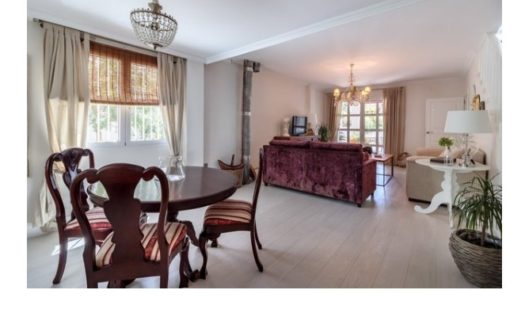 Chalet de 2 plantas con 4 dormitorios y 2 baños, con terraza y piscina en Monachil