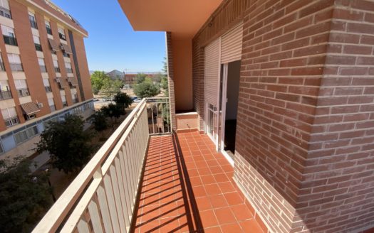 Piso exterior con dos dormitorios con calefacción central y piscina junto Carrefour Zaidin