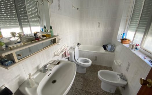 Casa de 3 dormitorios y 2 baños con gran parcela de m2 en Cijuela