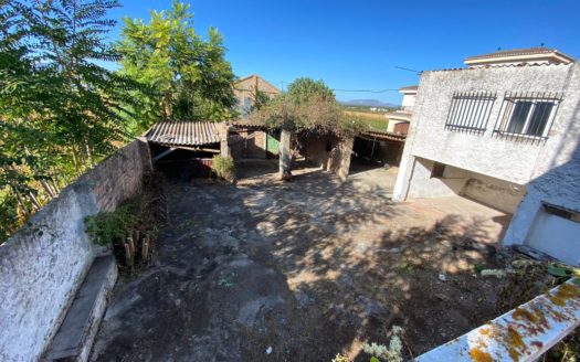 Casa de 3 dormitorios y 2 baños con gran parcela de m2 en Cijuela