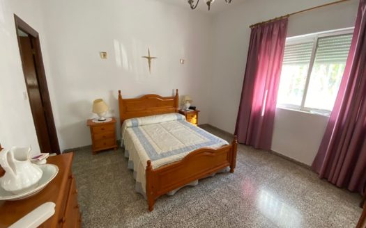 Casa de 3 dormitorios y 2 baños con gran parcela de m2 en Cijuela