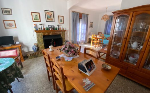 Casa de 3 dormitorios y 2 baños con gran parcela de m2 en Cijuela