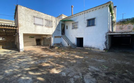 Casa de 3 dormitorios y 2 baños con gran parcela de m2 en Cijuela