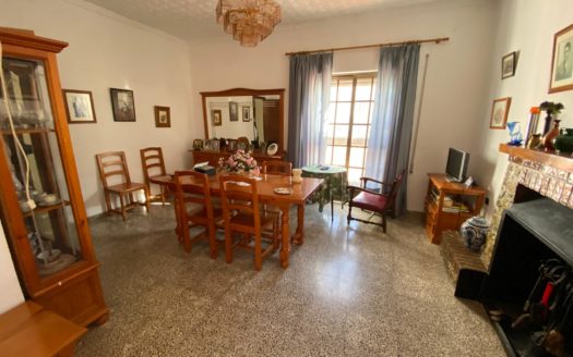 Casa de 3 dormitorios y 2 baños con gran parcela de m2 en Cijuela