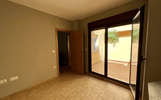 Excelente piso reformado de 2 dormitorios con patio en La Zubia