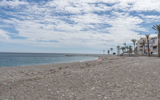 Piso con 3 dormitorios muy cerca de la playa en Salobreña