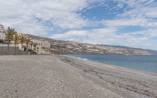 Piso con 3 dormitorios muy cerca de la playa en Salobreña