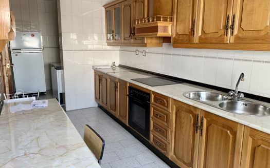 Habitaciones en piso de 3 dormitorios, 1 baño y 1 aseo en Armilla