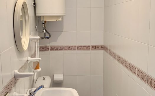 Habitaciones en piso de 3 dormitorios, 1 baño y 1 aseo en Armilla