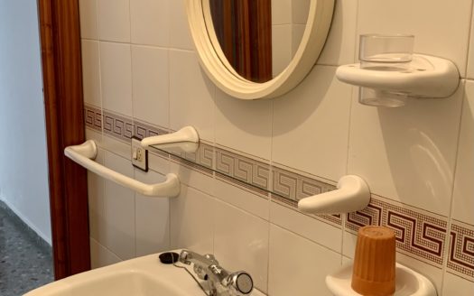 Habitaciones en piso de 3 dormitorios, 1 baño y 1 aseo en Armilla