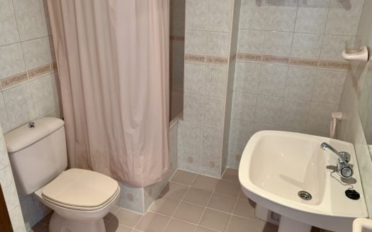 Habitaciones en piso de 3 dormitorios, 1 baño y 1 aseo en Armilla