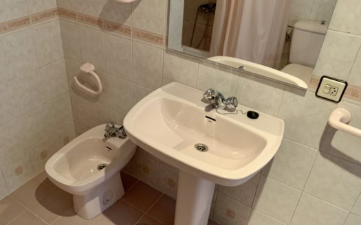 Habitaciones en piso de 3 dormitorios, 1 baño y 1 aseo en Armilla