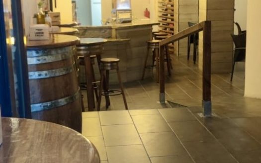 Se vende local con negocio de restaurante incluido