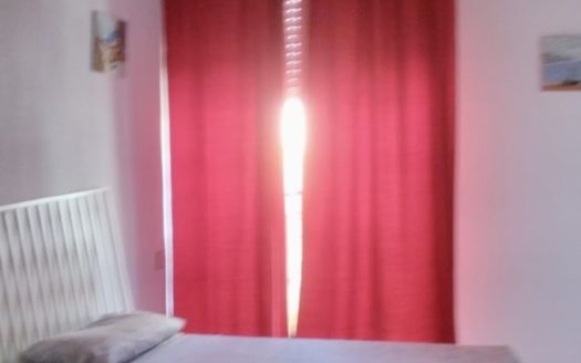 Habitaciones en piso de 3 dormitorios, 1 baño y 1 aseo en Armilla