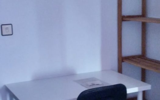 Habitaciones en piso de 3 dormitorios, 1 baño y 1 aseo en Armilla