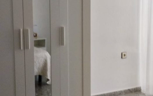 Habitaciones en piso de 3 dormitorios, 1 baño y 1 aseo en Armilla