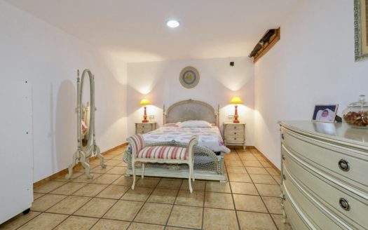 Chalet de 5 dormitorios con jardín, piscina y garaje en Las Gabias