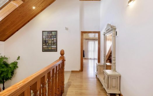 Chalet de 5 dormitorios con jardín, piscina y garaje en Las Gabias