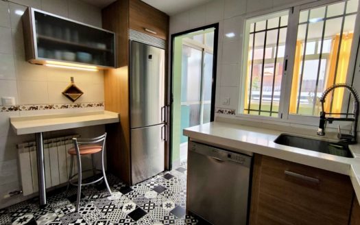 Casa de 4 dormitorios con patio, terraza y garaje en Ogíjares