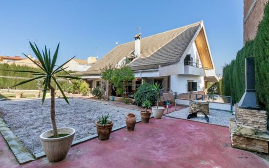 Chalet de 5 dormitorios con jardín, piscina y garaje en Las Gabias
