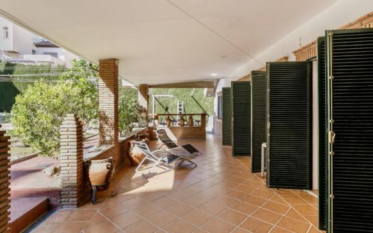 Chalet de 5 dormitorios con jardín, piscina y garaje en Las Gabias