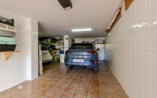 Chalet de 5 dormitorios con jardín, piscina y garaje en Las Gabias