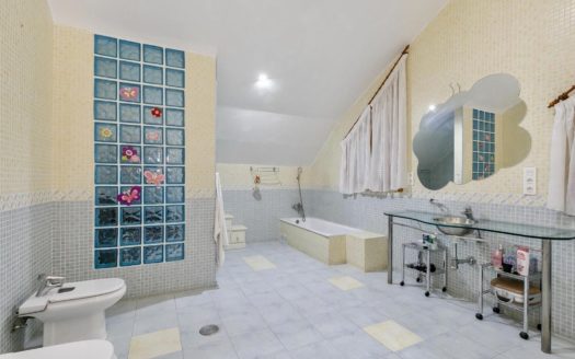 Chalet de 5 dormitorios con jardín, piscina y garaje en Las Gabias