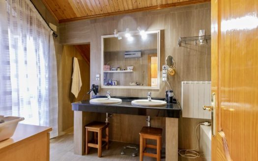 Chalet de 5 dormitorios con jardín, piscina y garaje en Las Gabias