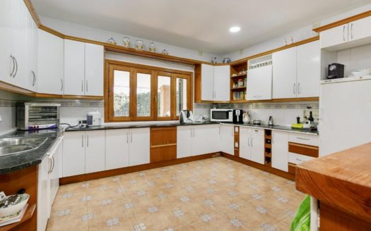 Chalet de 5 dormitorios con jardín, piscina y garaje en Las Gabias