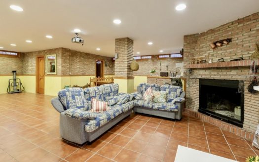 Chalet de 5 dormitorios con jardín, piscina y garaje en Las Gabias