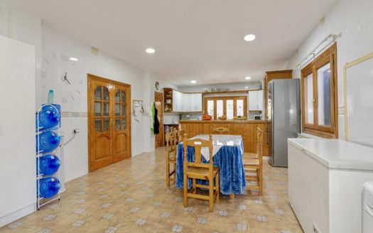 Chalet de 5 dormitorios con jardín, piscina y garaje en Las Gabias