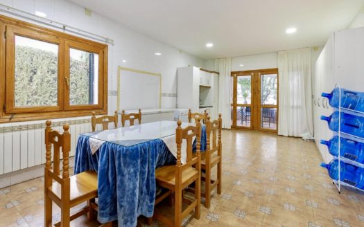 Chalet de 5 dormitorios con jardín, piscina y garaje en Las Gabias