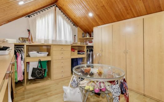 Chalet de 5 dormitorios con jardín, piscina y garaje en Las Gabias