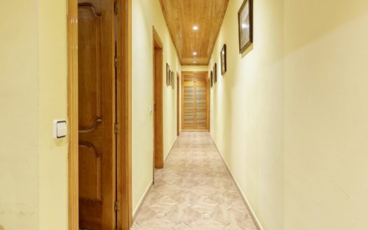 Chalet de 5 dormitorios con jardín, piscina y garaje en Las Gabias