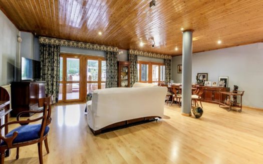 Chalet de 5 dormitorios con jardín, piscina y garaje en Las Gabias