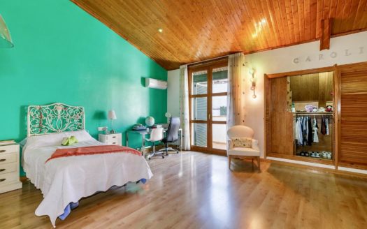 Chalet de 5 dormitorios con jardín, piscina y garaje en Las Gabias